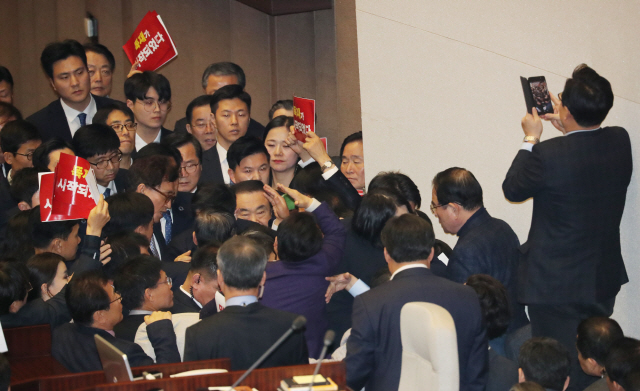 문희상 국회의장이 27일 오후 국회 본회의장에서 ‘공직선거법 개정안’ 본회의 표결을 위해 의장석으로 향하다 자유한국당 의원들에게 둘러싸여 움직이지 못하고 있다.    /연합뉴스