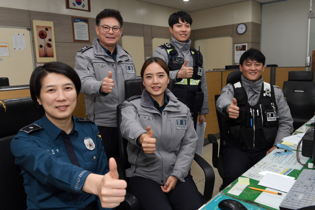 서울 서초경찰서 반포지구대 대원들이 지난 24일 반포동 지구대 사무실에서 엄지를 들어보이며 기념촬영을 하고 있다./이호재기자