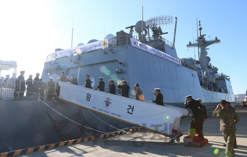 해군 청해부대 31진 장병들이 27일 소말리아 아덴만 해역 파견을 위해 왕건함에 승선하고 있다./연합뉴스
