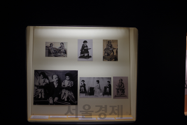 스위스 뇌샤텔 예술사 박물관에 전시된 자동인형 이미지들.