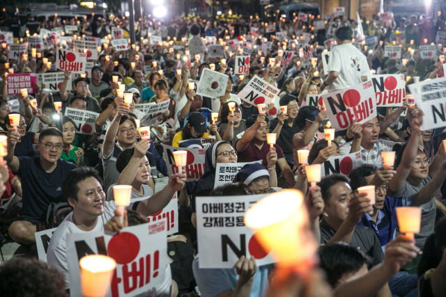 일본 정부가 한국을 백색국가에서 제외하기로 한 다음날인 지난 8월 3일(현지시간) 서울에서 시민들이 ‘노(No) 아베’라고 쓰인 팻말을 들고 시위를 벌이고 있다. /서울=블룸버그
