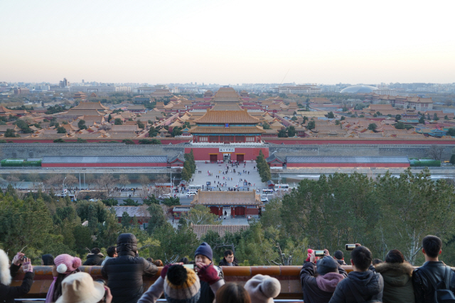 관광객들이 베이징의 경산 만춘정에서 자금성을 굽어보고 있다. 황색 지붕과 홍색 담벼락이 웅장한 광경을 연출하고 있다. /최수문기자