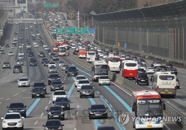 궁내동 서울요금소 인근 경부고속도로 상행선과 하행선에 차량이 몰리기 시작하고 있다./연합뉴스