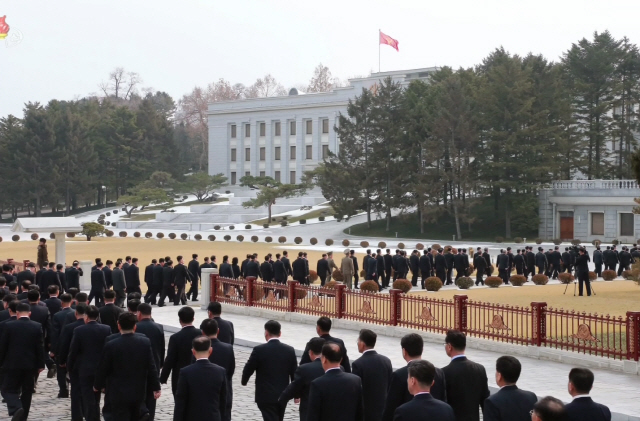 28일 북한 노동당 제7기 제5차 전원회의 참석자들이 회의장으로 줄을 지어 입장하고 있다./연합뉴스