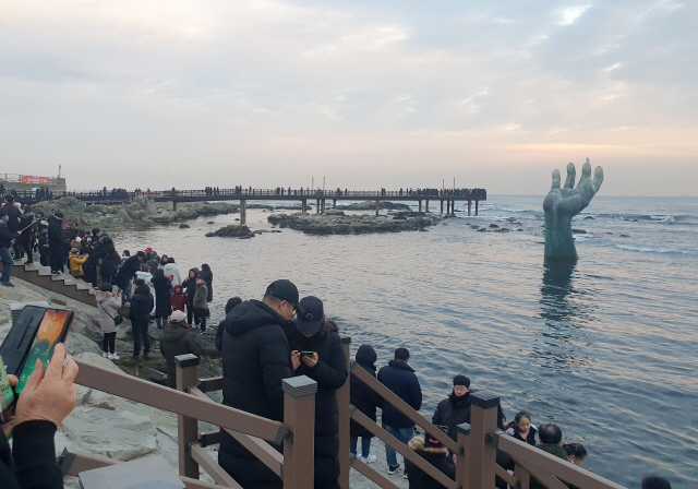 관광객들이 29일 오전 경북 포항시 남구 호미곶면 호미곶해맞이광장을 찾아 해가 떠오르기를 기다리고 있다. 호미곶에서는 이날 구름이 많아 해돋이를 볼 수는 없었다. /포항=연합뉴스