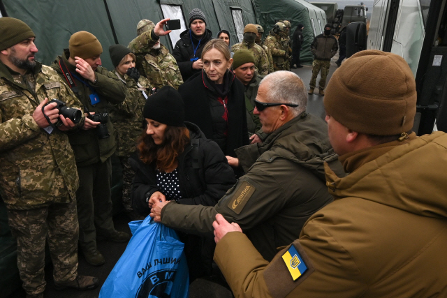 29일(현지시간) 우크라이나 동부 도네츠크주 인근 검문소에서 정부군과 반군의 포로 교환으로 석방된 우크라이나인들이 버스에서 내리고 있다. /도네츠크=AFP연합뉴스