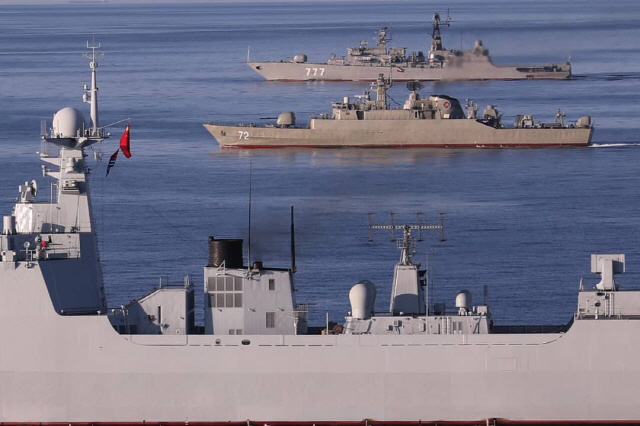 28일(현지시간) 호르무즈 해협 부근에서 중국과 이란 함대가 합동훈련을 하고 있다./EPA연합뉴스