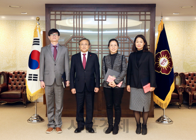 나윤주(왼쪽부터) 변호사, 유남석 헌법재판소장, 강은현 변호사, 안혜림 변호사가 23일 표창장 수여 후 기념촬영을 하고 있다. /사진제공=헌법재판소