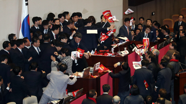 “세 번째 날치기에 분노”…한국당 의원직 총사퇴 결의