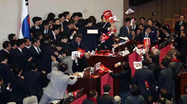 지난 27일 국회 본회의장에서 문희상 국회의장이 자유한국당 의원들을 뚫고 의장석으로 향하고 있다. /연합뉴스