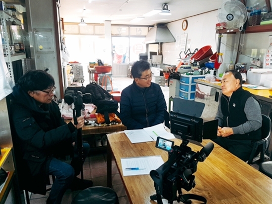 문화지평의 서울미래유산 아카이빙 팀과 인터뷰를 하고 있는 구로시장상인회 모상수 회장.