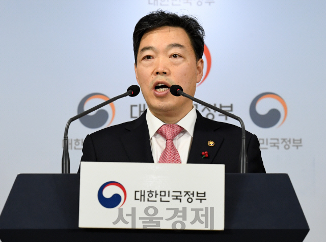 김오수 법무부 장관 직무대행이 30일 정부서울청사에서 2020년 신년 특별사면 대상자를 발표하고 있다. /성형주기자