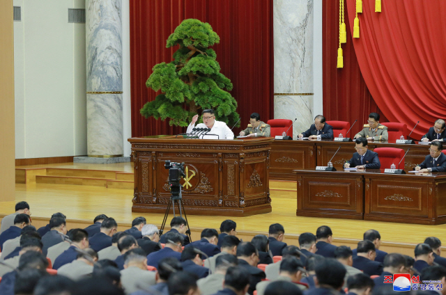 30일 북한 노동당 제7기 제5차 전원회의가 삼일째 평양에서 열렸다고 조선중앙통신이 31일 보도했다. /연합뉴스