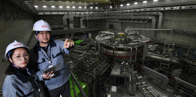 과학기술의 도전과 혁신이 국가 경쟁력이며 대한민국의 미래다.  당장의 성과가 아닌 기초과학부터 끊임없는 연구·개발(R&D)과 지원을 통한 진정 백년대계를 세워야 한다.  대한민국 핵융합 연구의 메카이자 선진 7개국이 공동 수행하는 국제핵융합실험로(ITER)를 주도하는 대전시 유성구 국가핵융합연구소(NFRI)에서 연구원들이 세계 최고의 핵융합연구장치 케이스타(K-STAR)를 통해 핵융합 에너지를 개발하고 있다.  이 연구소에서는 2040년대에 핵융합 에너지 상용화를 목표로 하고 있다./대전=오승현기자 2019.12.31