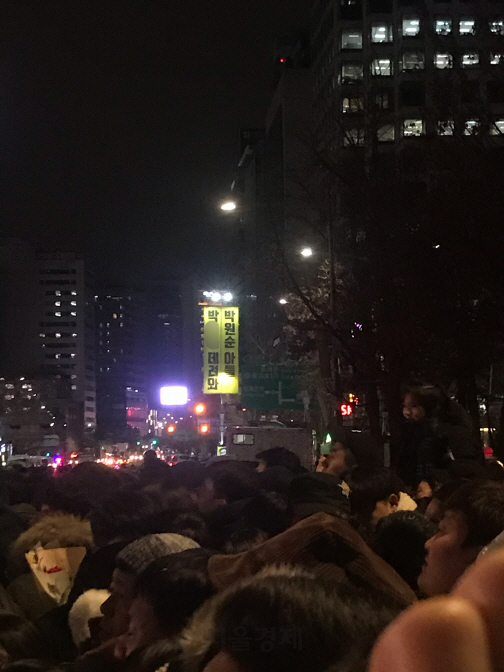 31일 밤 보신각 타종행사가 열린 서울 종로구 종로1가 인근에서 박원순 서울시장을 겨냥한 플래카드가 걸려 있다. /손구민 기자