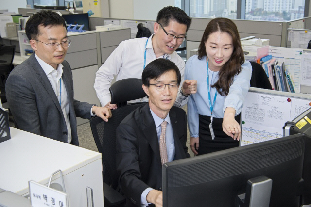 방문규(앞줄 가운데) 수출입은행장이 지난해 11월 25일 수은 부산지점을 방문해 직원들과 함께 여신지원을 위한 전산프로세스를 직접 체험해보고 있다. /사진제공=수은