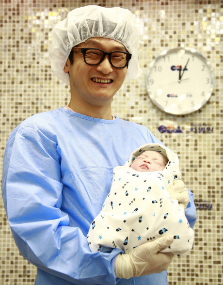 1일 0시 0분 태어난 새해 첫 아기의 아빠인 최재석(40)씨가 아들 ‘매미’(태명, 3.38㎏)를 안고 기뻐하고 있다. /사진제공=강남차병원
