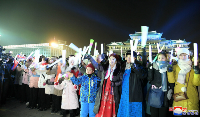 새해 반기는 북한 주민들 /연합뉴스