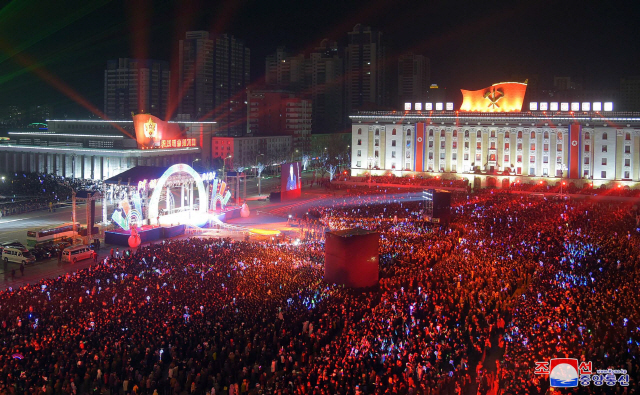 화려한 무대로 꾸며진 북한 설맞이 축하 공연 /연합뉴스