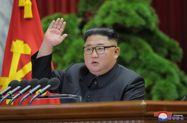 김정은 '곧 새 전략무기 보게 될 것'...핵·ICBM 재개 시사