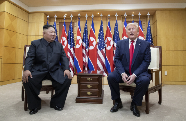 도널드 트럼프 미국 대통령과 김정은 북한 국무위원장이 지난해 6월30일 판문점 남측 자유의집에서 회담하고 있다./연합뉴스