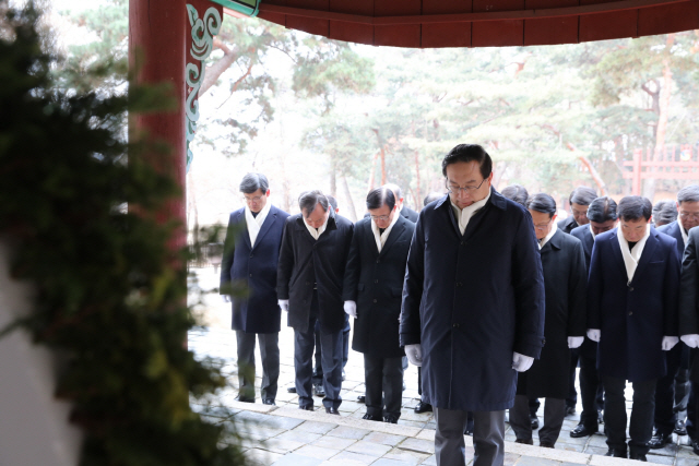 손태승 우리금융그룹 회장이 1일 고종황제의 묘소인 경기도 남양주 소재 홍유릉에서 임직원들과 함께 1등 종합금융그룹 달성을 기원하는 참배를 하고 있다. /사진제공=우리금융그룹