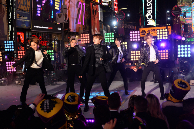 BTS가 12월31일(현지시간) ‘뉴 이어스 로킹 이브’ 행사에서 공연을 펼치고 있다. /뉴욕=AFP연합뉴스