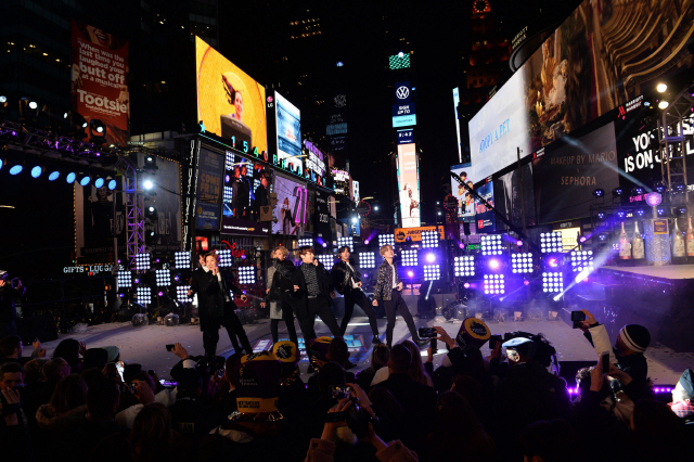 2월31일(현지시간) ‘뉴 이어스 로킹 이브’ 행사에서 공연을 펼치고 있다. /뉴욕=AFP연합뉴스