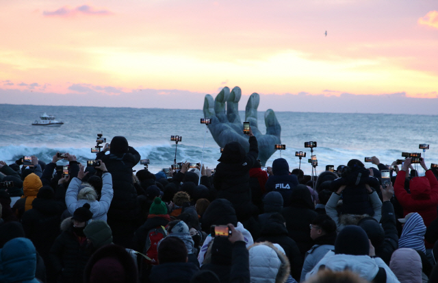 1일 오전 경북 포항시 남구 호미곶면 호미곶해맞이광장에서 열린 해맞이축전에서 주민과 관광객이 일출을 기다리고 있다. 이날 해는 구름에 가려 완전하게 모습을 드러내지는 않았지만 조금씩 모습을 내비쳤다. /연합뉴스