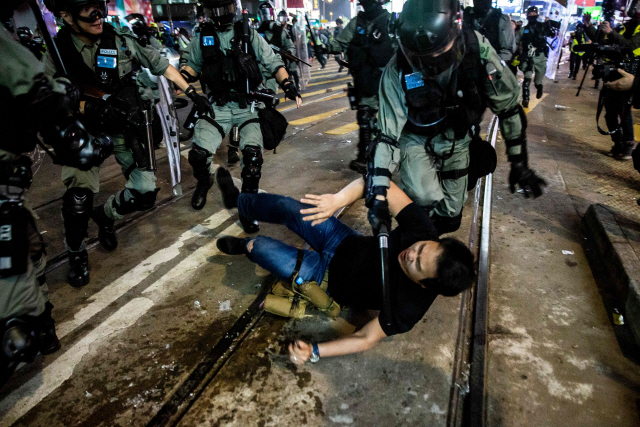 홍콩 경찰이 1일(현지시간) 민주화를 요구하는 시위에 참가한 시민을 곤봉으로 진압하고 있다.    /홍콩=AFP연합뉴스