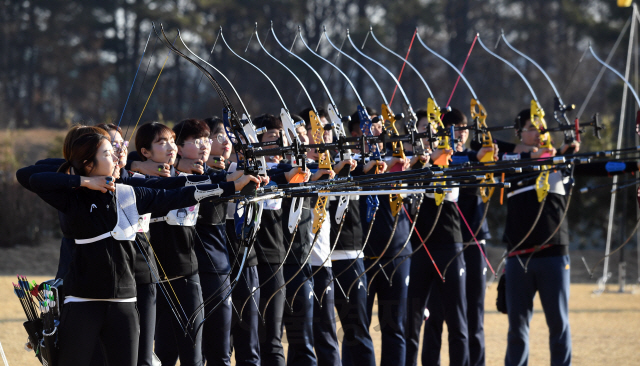 도쿄 올림픽을 준비하는 양궁 대표팀 선수들이 지난해 12월19일 충북 진천 국가대표선수촌에서 훈련을 하고 있다. /진천=권욱기자