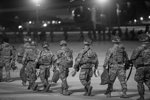 1일(현지시간) 미국 노스캐롤라이나주에 위치한 포트브래그 군기지에서 미군들이 이라크로 가는 공군 수송기에 탑승하기 위해 이동하고 있다.          /노스캐롤라이나=AP연합뉴스