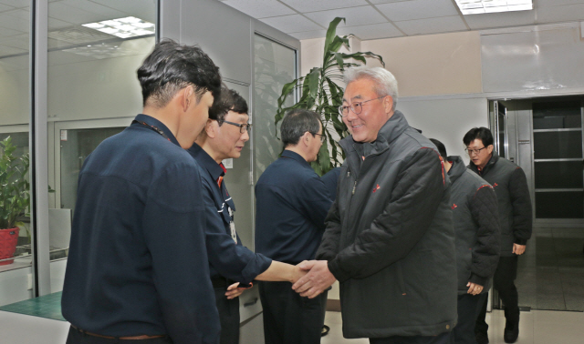 김준(앞줄 오른쪽) SK이노베이션 총괄사장이 1일 SK인천석유화학 사업장에서 현장 직원들과 인사를 나누고 있다. /사진제공=SK이노베이션