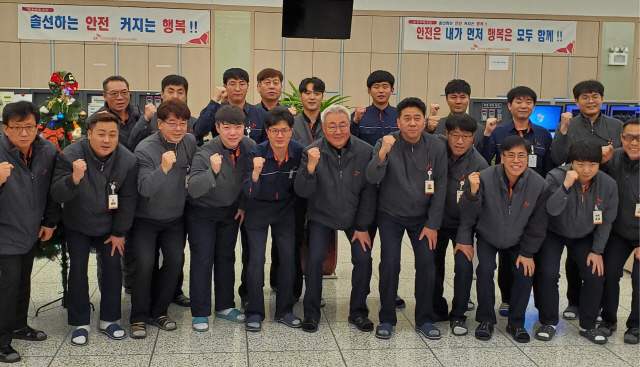 김준(앞줄 왼쪽 여섯번째) SK이노베이션 총괄사장이 1일 SK인천석유화학 사업장에서 직원들과 새해 각오를 다지며 기념촬영을 하고 있다. /사진제공=SK이노베이션