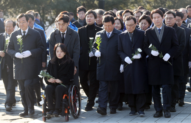 이해찬 더불어민주당 대표 등 당 지도부가 경자년(庚子年) 첫날인 1일 오후 경남 김해시 봉하마을의 노무현 전 대통령 묘역을 참배하고 있다. /연합뉴스