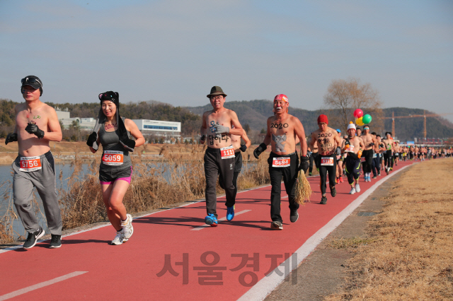 맥키스컴퍼니 조웅래(사진 왼쪽에서 세번째) 회장 등 ‘2020 대전맨몸마라톤’ 대회 참가자들이 갑천변을 달리고 있다. 사진제공=맥키스컴퍼니