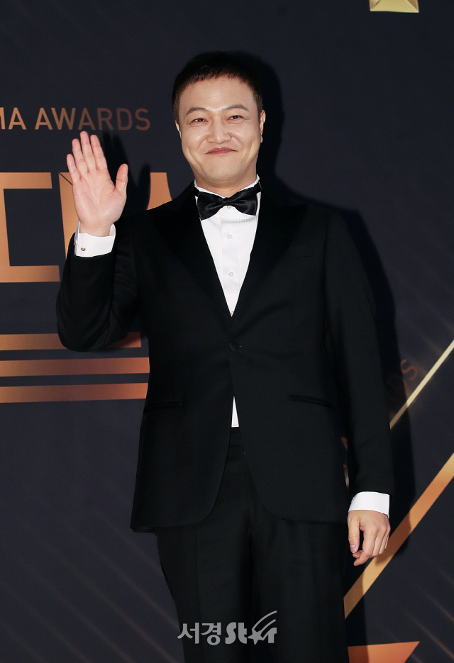 정웅인, 훈훈한 인사 (2019 KBS 연기대상)