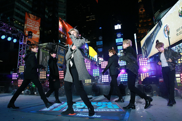 방탄소년단, 美 '뉴 이어스 로킹 이브' 무대..전 세계 시청자 열광