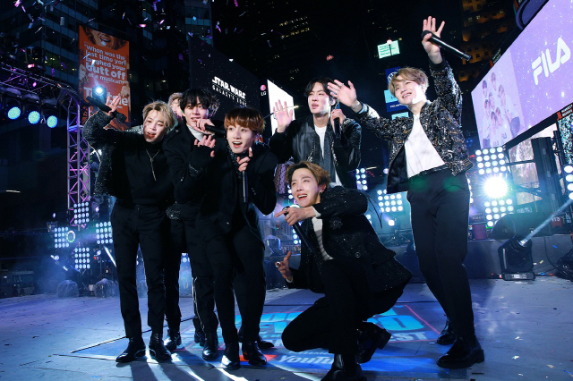 방탄소년단, 美 '뉴 이어스 로킹 이브' 무대..전 세계 시청자 열광