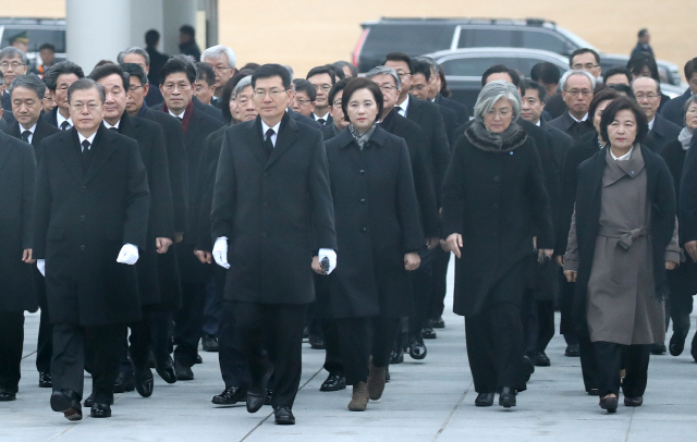 문재인 대통령이 2일 오전 서울 동작구 국립서울현충원을 찾아 국무위원, 청와대 보좌진들과 현충탑을 참배하기 위해 입장하고 있다. 이날 행사에는 참배 시간 직전 임명된 추미애 신임 법무부 장관(오른쪽 끝)도 참석했다. /연합뉴스