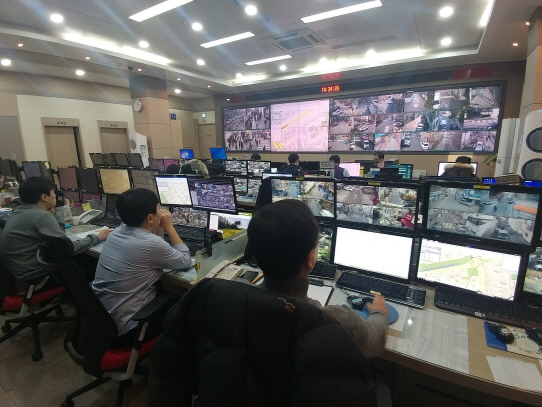 서초구 통합관제 시스템인 서초25시센터의 직원들이 CCTV 화면을 분석하고 있다.  /사진제공=서초구