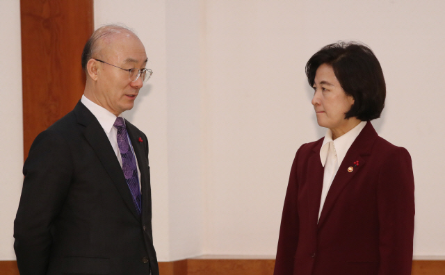 추미애 법무부 장관이 2일 오후 청와대에서 열린 임명장 수여식에 앞서 김조원 민정수석과 대화하고 있다./연합뉴스