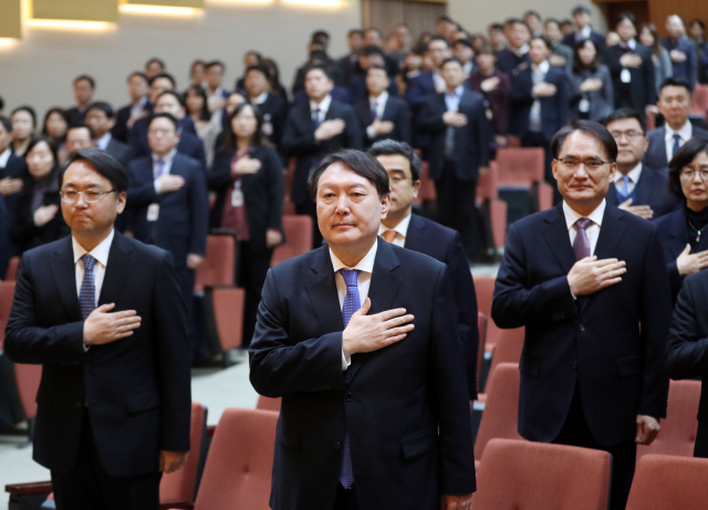 윤석열 검찰총장이 2일 오전 서울 서초구 대검찰청에서 열린 신년다짐회에서 국민의례를 하고 있다./연합뉴스