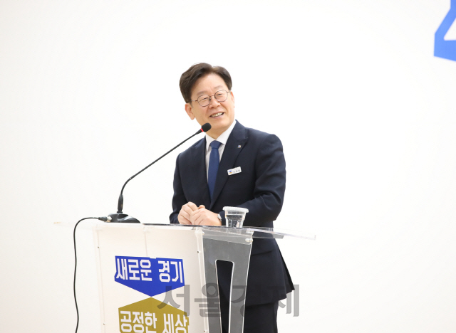 이재명 경기도지사가 2일 오전 경기도소방재난본부 별관 대회의실에서 열린 ‘2020년 시무식’에서 신년사를 하고 있다. /사진제공=경기도