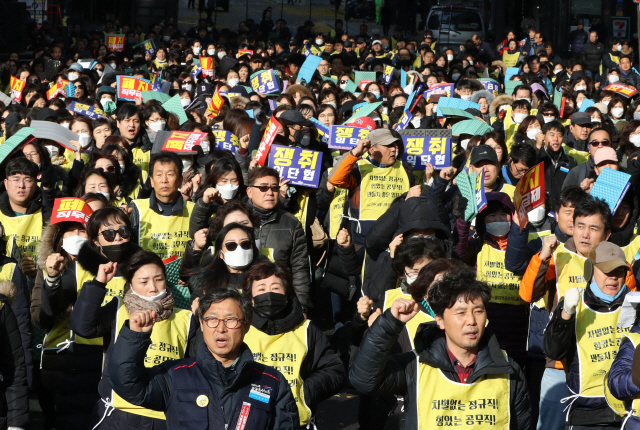 지난해 11월27일 서울시청 부근에서 열린 ‘서울지역 공무직지부 전 조합원 임단협 교육’에 참가한 조합원들이 직무급제 폐지를 외치고 있다. /연합뉴스