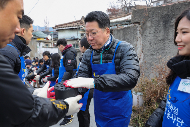 정지선(가운데) 현대백화점그룹 회장이 2일 서울 노원구 중계본동 백사마을에서 임직원 등과 함게 연탄을 나르고 있다. 현대백화점그룹은 이날 ‘밥상공동체복지재단’이 운영하는 연탄은행에 총 25만장의 연탄을 기부했다. /사진제공=현대백화점그룹