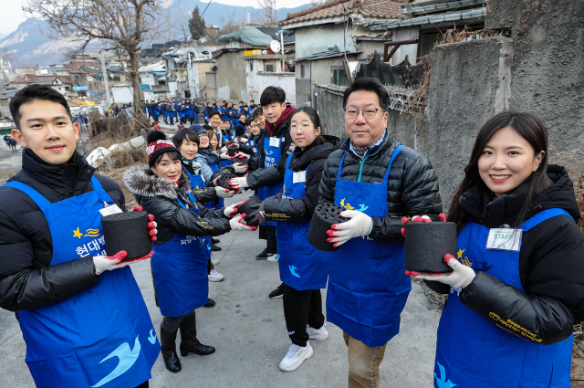 '따뜻한 겨울 나세요'...현대백화점, 연탄 25만장 기부