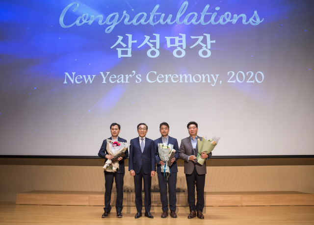 2일 수원 ‘삼성 디지털 시티’에서 열린 삼성전자 시무식에서 김기남 삼성전자 부회장과 ‘삼성명장’으로 선정된 직원들이 기념 촬영을 하고 있다.왼쪽부터 레이아웃 부문 이승권 명장, 김 부회장, 설비 부문 배종용 명장, 제조기술 부문 문영준 명장./사진제공=삼성전자