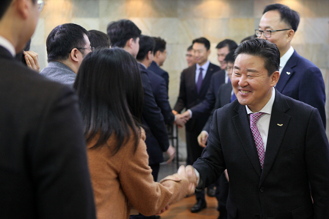 신유동(앞줄 오른쪽) 휴비스 대표가 2일 서울 본사에서 열린 시무식에 참석해 직원들과 신년 인사를 나누고 있다. /사진제공=휴비스