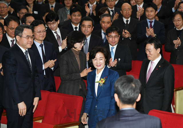 법무부 직원들의 박수 받으며 취임한 추미애 장관